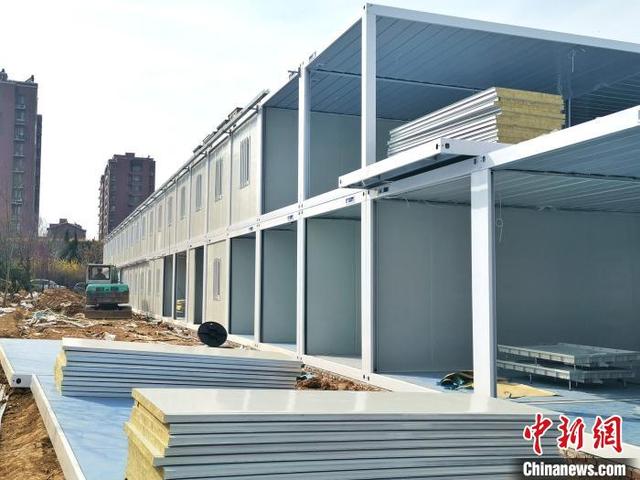 山东一高校发挥专业所长 加速建造超4600平米隔离区